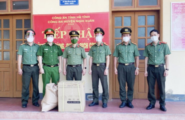 Công an Hà Tĩnh phối hợp với Câu lạc bộ thể thao Hồng Lĩnh tặng quà cho lực lượng tuyến đầu chống dịch